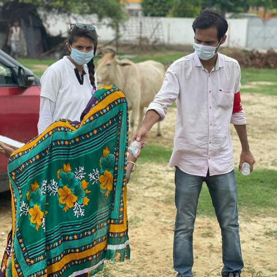 WhoIsHussain's tweet photo. One in every four kids in Uttar Pradesh stays hungry for most part of the day and is most vulnerable to malnutrition. In collaboration with @the_helping_hand01 our team in Lucknow, inspired by the legacy of Hussain distributed 300+ packets of  cooked food and water to locals. https://t.co/54vEGZFkgF