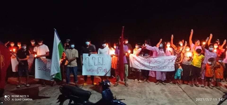 On the 59th anniversary of the martyrdom of students killed by NeWin's rule on July7,1962, anti-coup protesters from the eastern section of Dawei Tsp held a candlelight protest. #StopTorture #July7Coup #WhatsHappeningInMyanmar