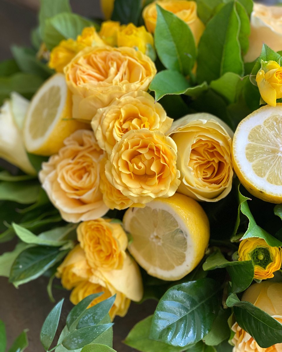 When life gives you lemons... make a floral design workshop!  Just a few spots left in next week's 'Fresh Squeezed' workshop, so hop on over to the website and grab one!  #floraldesignworkshop #freshsqueezed #whenlifegivesyoulemons #yellow #fruitandflowers #lemon #yellowroses #fl