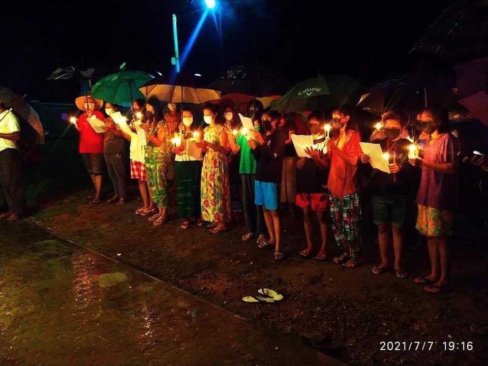 To memorialize the sacrifice of students killed by NeWin's regime on July7,1962, a candlelight night prayer strike was organized in #Thayet Chaung township. #StopTorture #July7Coup #WhatsHappeningInMyanmar
