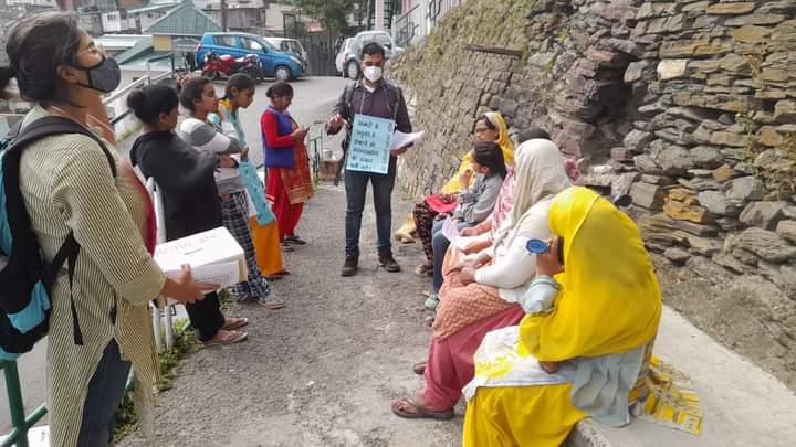 Jan_Swasthya's tweet photo. जन स्वास्थ्य अधिकार मुहिम, शिमला
आज शिमला शहर के रिहायशी इलाकों में *जन स्वास्थ्य अधिकार मुहिम* चलायी गयी। स्वास्थ्य के अधिकार को मूलभूत अधिकार घोषित कराने हेतु यह मुहिम चलायी जा रही है।
#NationalizeHealthCare
#NationalizePrivateHospitals
#BuildOxygenPlants
#NationalizePathLabs https://t.co/8lkp5aueKs