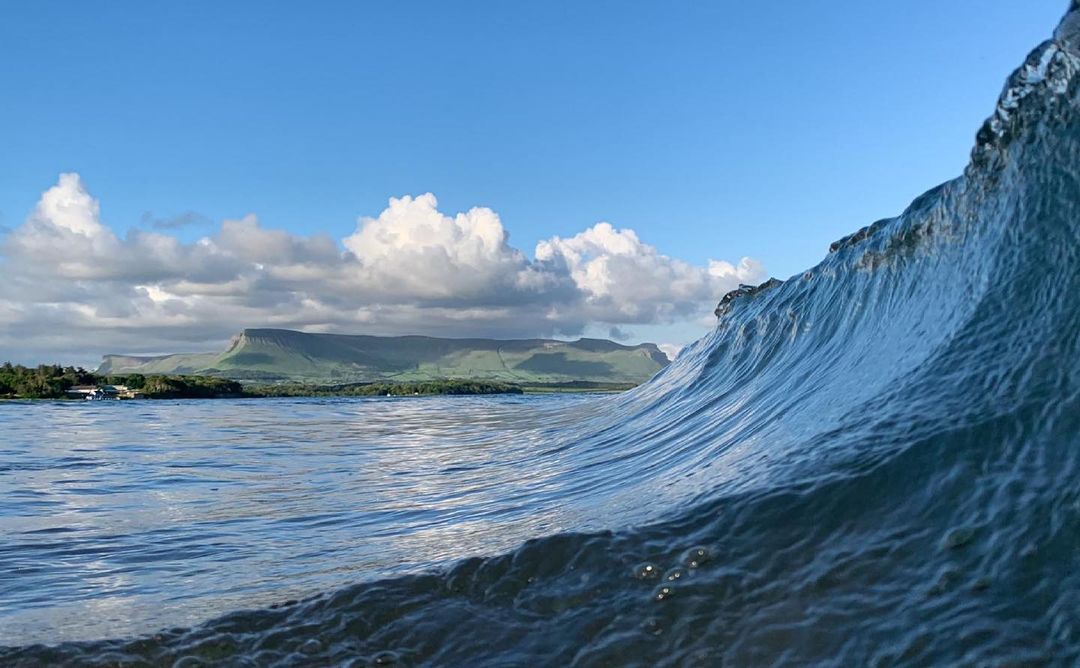 What a shot of the waves in Sligo with Benbulbin beyond 🌊 via <a href="/girloutdoormag/">Girl Outdoor Mag</a>