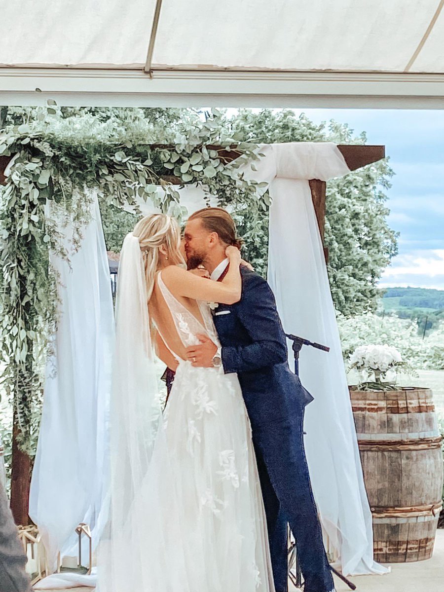 #Wedding 💒 Le week-end dernier notre numéro 4️⃣ Kyle et Katie se sont dits « OUI » ! Félicitations <a href="/Hardyguye/">Kyle Hardy</a> 👏🇨🇦 ! Tous nos vœux de bonheur aux mariés ! 

#BDLFAMILY 🔴🔵