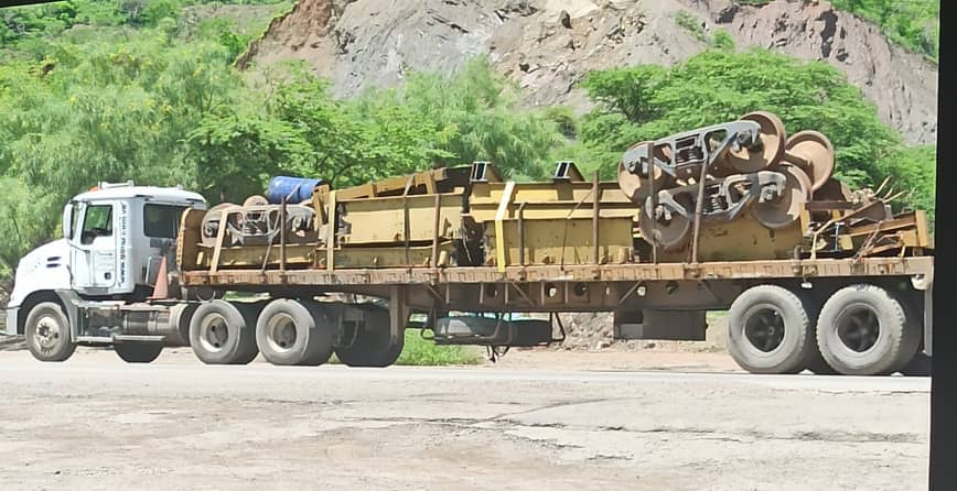 omargonzalez6's tweet photo. Miren como descuartizan el ferrocarril Tinaco-Anaco para venderlo como chatarra. https://t.co/Iq1Gg8AN48