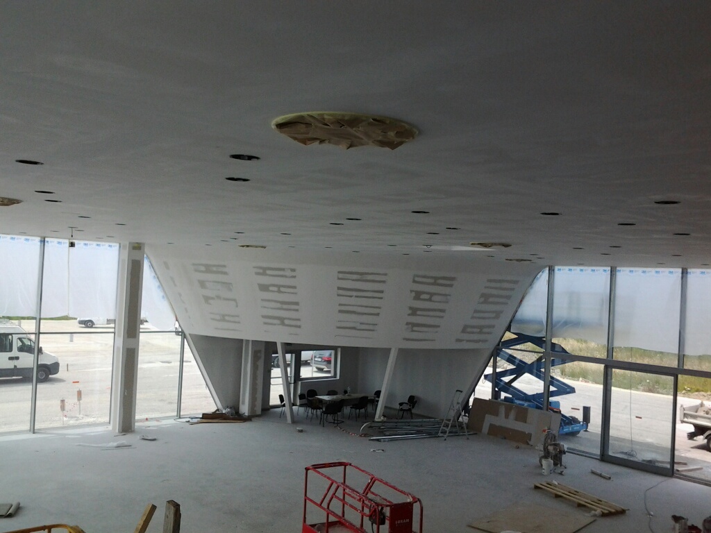 SOCASISOLATION's tweet image. La pose de plafonds en plaque de plâtre est réalisée sous tout type de support y compris des plafonds longue portée, plafonds coupe-feu, acoustiques, thermiques et décoratifs.