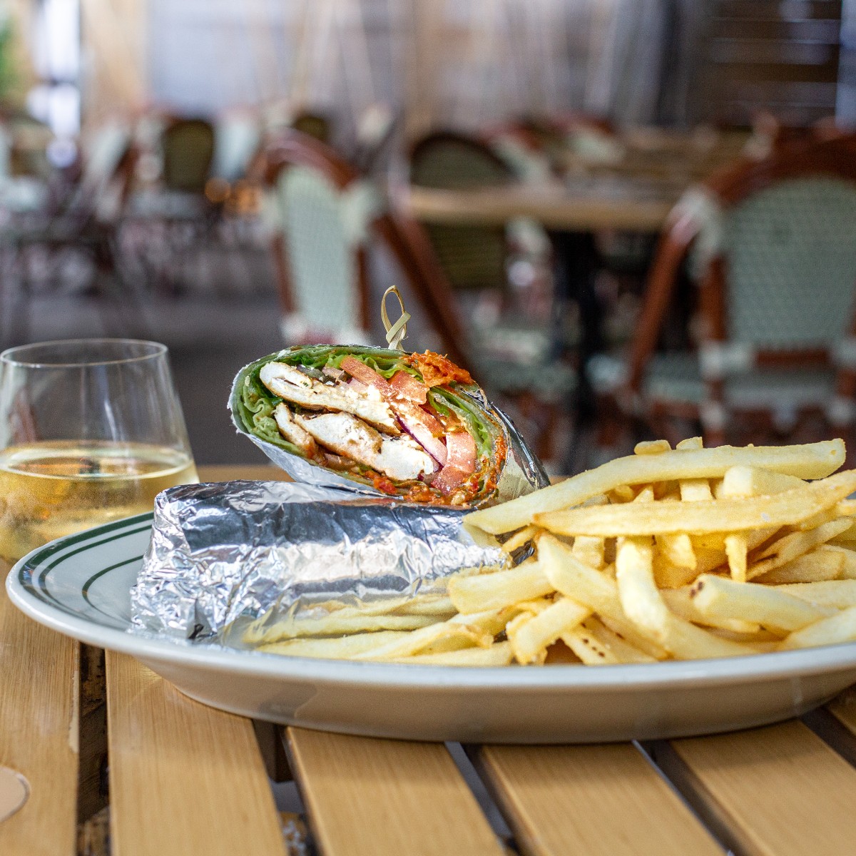 Lunch at Lemon! Enjoy our NEW Lemon Chicken Wrap w/ tomato, pesto, onion &amp; feta.

#berghospitality #bblemon