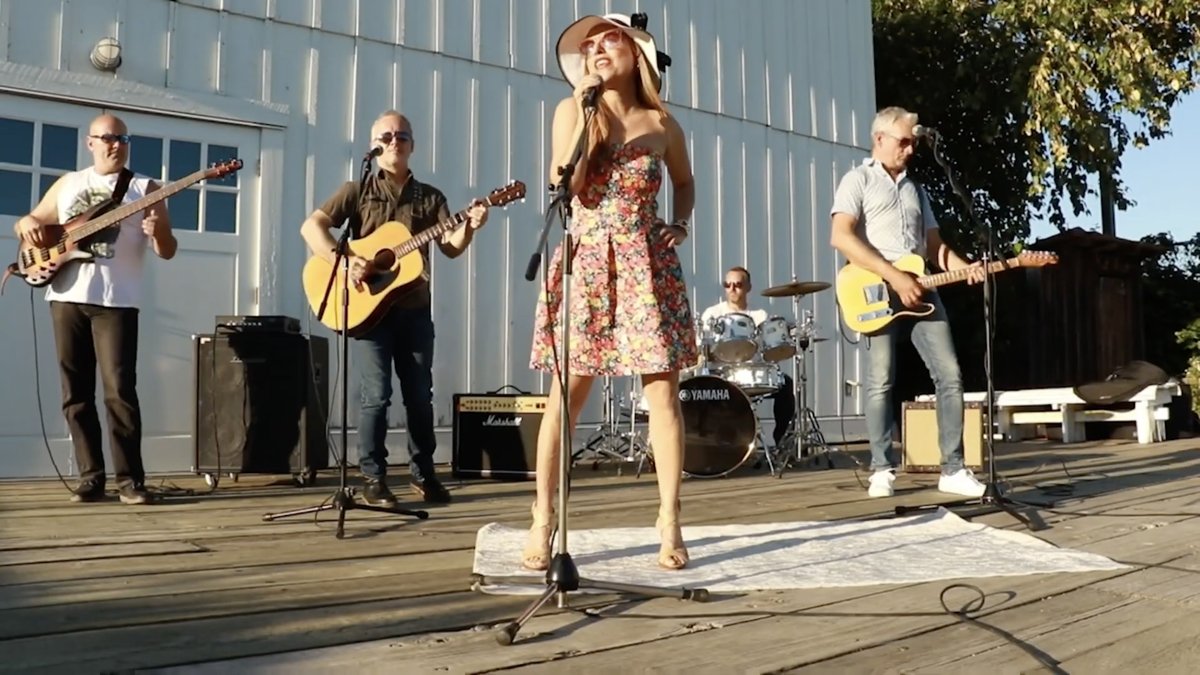 Today is your last chance to enjoy musical performances on the Virtual Mainstage of the #CanadaDay at Home program!

🎵 Jasmine Bharucha
🎵 The Blues Berries 
🎵 Rosa Cheng (<a href="/VancanOpera/">Vancanopera</a>)
🎵 @ELupynis
🎵 <a href="/lola_parks/">lola parks</a>
🎵 <a href="/PeterTamTOotBB/">Peter Tam</a> 

stevestonsalmonfest.ca/thingstodo/vir…

<a href="/SalmonFest/">Steveston SalmonFest</a>