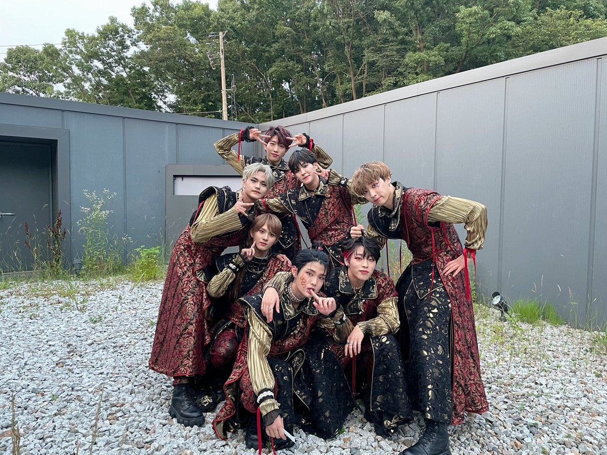 eabmaker's tweet image. Entrevista: Kingdom is Back con “KARMA” 

P. ¿Qué quiere mostrar Kingdom a los fans después de mostrar las historias de siete reyes y reinos?

KINGDOM:

#KINGDOM #킹덤 #KARMA #카르마 @KINGDOM_GFent