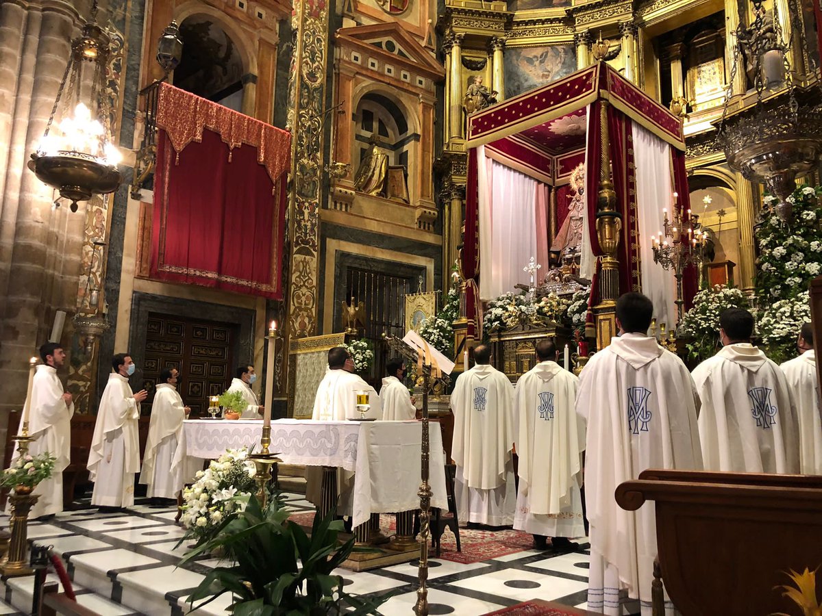 Un nutrido grupo de sacerdotes de la diócesis de Toledo han peregrinado hoy hasta el Santuario de la Virgen de Guadalupe para celebrar el segundo aniversario de su ordenación sacerdotal! Han puesto a los pies de la Morenita de las Villuercas sus vidas y sus ilusiones apostólicas!