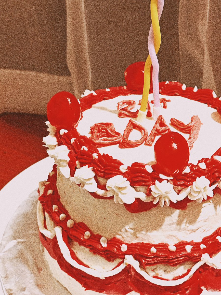 longlivem_'s tweet image. happy bday to meeeeee!!!! i&apos;m 21!!!! #levelunlocked