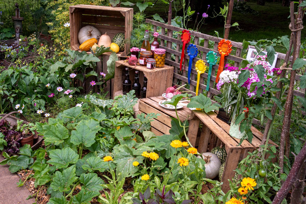 We know that there are other things to watch tonight (⚽ 👀), but BBC Two coverage of #RHSHamptonCourt begins at 9pm!

Tune in to see highlights from the show so far, and catch up on iPlayer if you cant tear yourself away from the game. 

bbc.co.uk/programmes/b00…

<a href="/BBCTwo/">BBC Two</a>