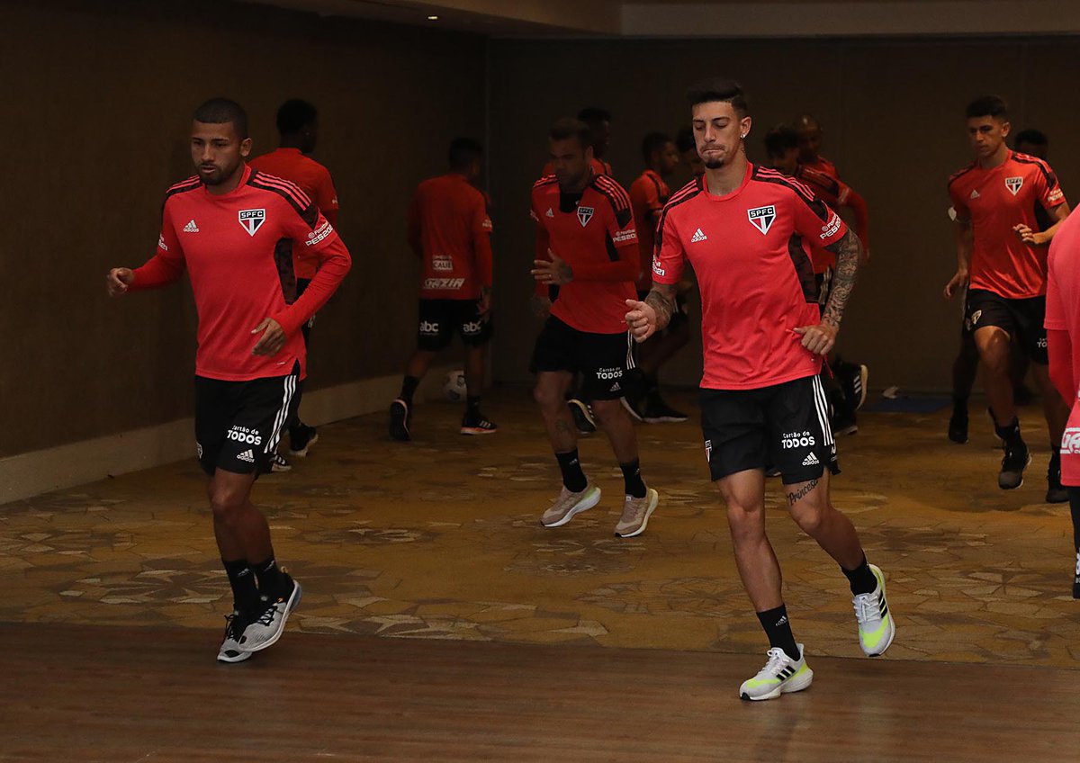 São Paulo FC's tweet - "📍 Porto Alegre 🏃‍♂️ Ativação para ...