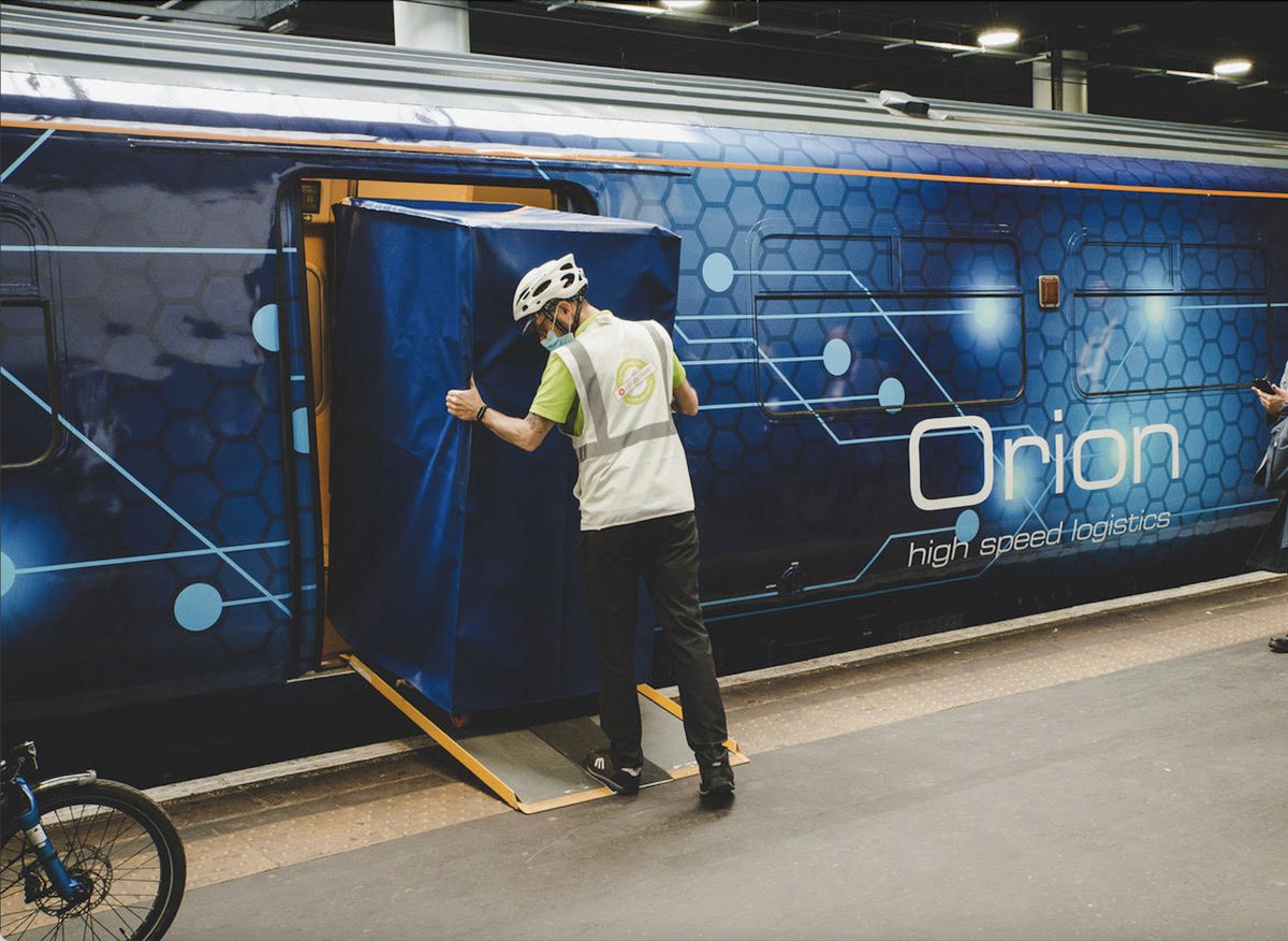 Orion introduced one of our high speed logistics trains in a showcasing event on plat. 1 at Euston station. The event was hosted by Network Rail earlier today Pictured: goods being unloaded onto an e-cargo bike orion.railopsgroup.co.uk/news @NetworkRailEUS @networkrail @ecargobikes