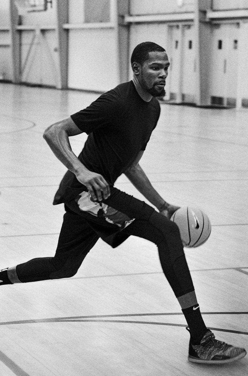 PortalProSports's tweet photo. Segundo o escritor Matt Sullivan, Kevin Durant raramente tira um tempo para sair ou tira férias

"Ele não faz nada além de jogar basquete, ele é obcecado com isso, ele basicamente apenas joga basquete e fuma charutos." https://t.co/dIaEbZYawI