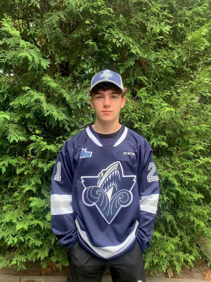 Vous le verrez plus souvent avec un masque, un gant, un bouclier et de grosses jambières. Il semble aussi qu'il aime beaucoup le style des papillons 🙃 

Mesdames et messieurs, Kyle Hagen 🔵⚪️
<a href="/LHJMQ/">LHJMQ</a> #Repechage2021 #GoNicsGo