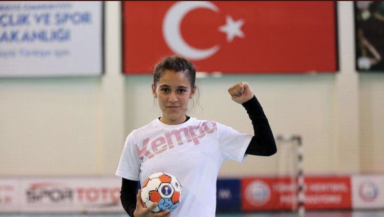 Merve kızımız için yazıyorsunuz.
Yanıtlayayım.
Şu anda 3 hayırsever dostumuz tüm öğrenim hayatının masraflarını karşılamaya hazır.
Ailesi ile temastayız.