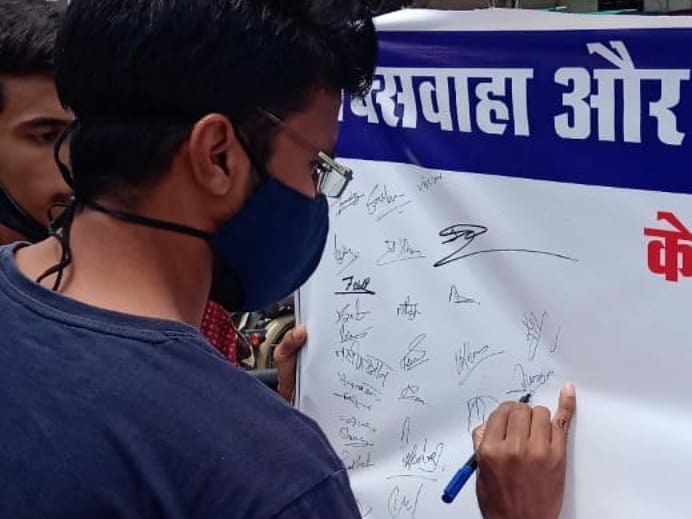 siompez's tweet photo. SIO Seoni did a signature campaign for Dumna and Buxwaha at the city bus stop.
#savedumna
#savebuxwaha
#sioseoni
#Siompez https://t.co/uYixFRjYLg