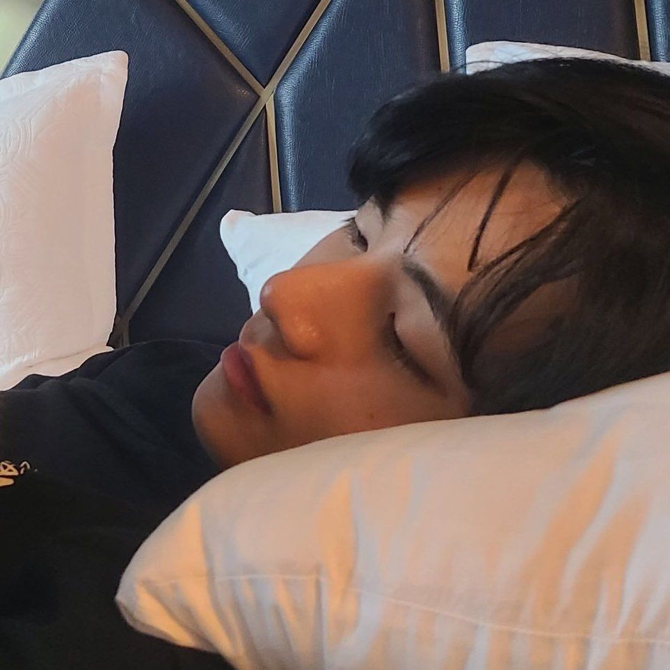 aigooaio's tweet photo. it's raining heavily and the thunderstorms are sounding"louderthanbombs", it's giving me creeps😬but,im enjoying it while listening to #InnerChild by @BTS_twt @KimTaehyung The melodious aesthetic tunes are my serenity, and @V's voice is so hypnotic and comforting,i feel irenic💜 https://t.co/XobAvyr71a