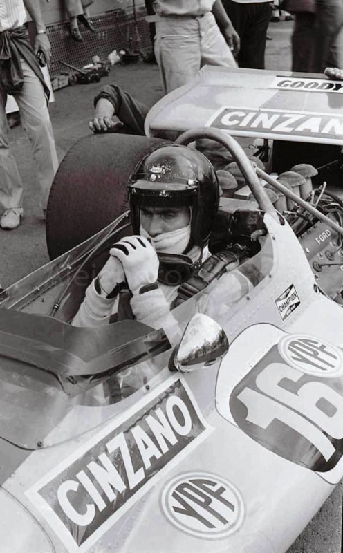 LOLE , nos dejo fisicamente, pero siempre sera nuestro icono en el automovilismo......Que en paz descanze, se nos fue parte de nuestra vida, de nuestra infancia....el heroe, el idolo, se nos fue el LOLE Reutemann, un dia muy triste para mi, muy dificil de digerir todo esto....