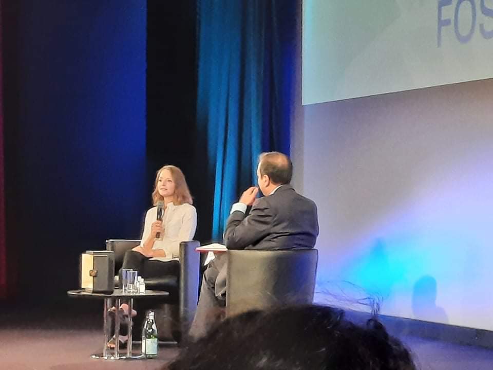 // En direct du Festival de Cannes // 

Mais, qui est en face de nous ?

Réponse A : Un crâne 

Réponse B : Jodie Foster, qui a reçu hier la palme d’or d’honneur du festival.