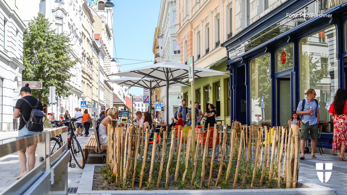 Stadt_Wien's tweet photo. Die Zollergasse wird kühler! 😎 Seit heute gibt’s hier den „Zollerbach“ mit Wasserdüsen, Trinkbrunnen, Grünflächen und Sitzgelegenheiten. Große, schattenspendende Bäume werden noch im Herbst ergänzt. 🌳 Überzeugt euch selbst und schaut vorbei! 👀 https://t.co/9DsG4kBdaV