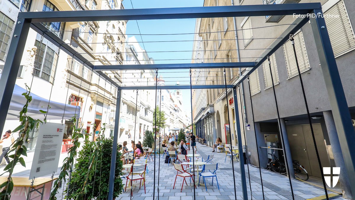 Stadt_Wien's tweet photo. Die Zollergasse wird kühler! 😎 Seit heute gibt’s hier den „Zollerbach“ mit Wasserdüsen, Trinkbrunnen, Grünflächen und Sitzgelegenheiten. Große, schattenspendende Bäume werden noch im Herbst ergänzt. 🌳 Überzeugt euch selbst und schaut vorbei! 👀 https://t.co/9DsG4kBdaV