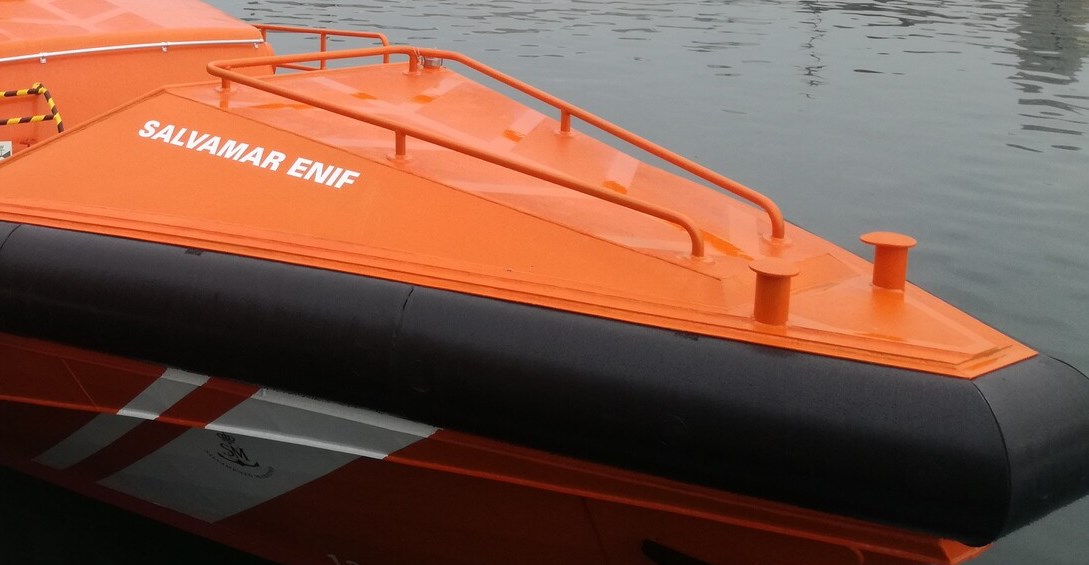 Velero Tirnagog, con 2 tripulantes a bordo, ha sido remolcado por Salvamar Enif, tras sufrir la acometida de unas orcas cuando navegaban al sur de #Barbate.