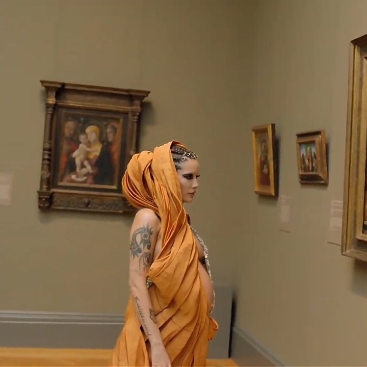 girlxalmighty_x's tweet photo. EL NIVEL DE ARTE QUE ES HALSEY 
ALTA DIOSA ESTOY A TUS PIES TE AMO https://t.co/Rhgsf0QlYw