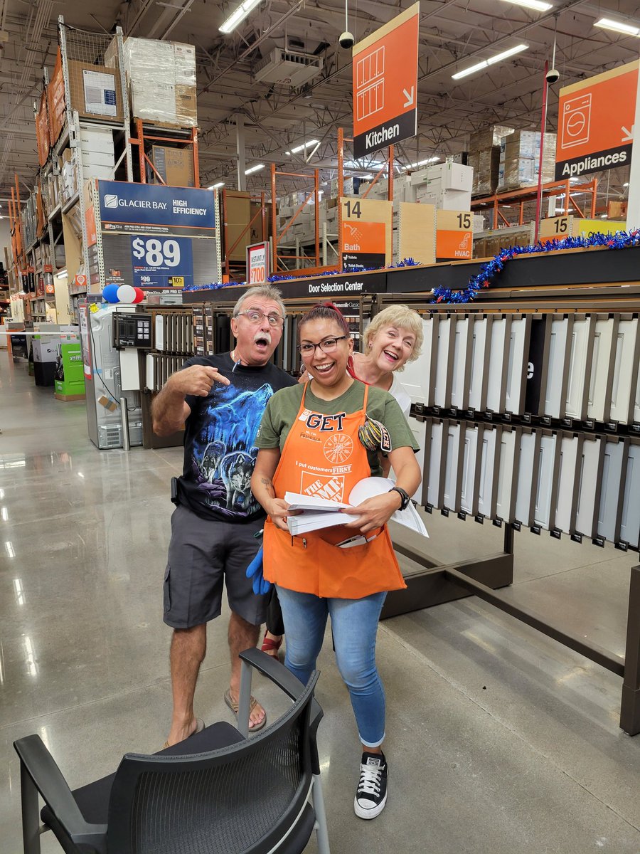 Way to go Francisca our Universal Specialist on GETting her E and now having ALL 3 letters! Her customers were so happy to celebrate with her &amp; wanted to get in the picture 😂 #ProvidingExcellentCustomerService #Team471rocks <a href="/HDTevinFreeman/">HD Tevin Freeman</a> <a href="/D66Celest/">Sheldon Celestine 🇹🇹🇺🇸</a> <a href="/cat_thanner/">Cathy Thanner</a> @LopezRossanna