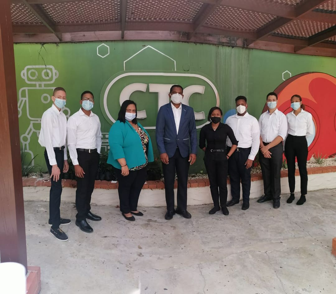 CTCRDO's tweet photo. ¡Enhorabuena!
En la mañana de hoy nuestro sub director general el ingeniero @ElvinRemigio en compañía de la distinguida @Claudia53819725 encargada de los #compumetro recibieron en nuestras instalaciones a un grupo de jóvenes estudiantes del liceo politécnico Enma Balaguer, https://t.co/xMOl46ygph