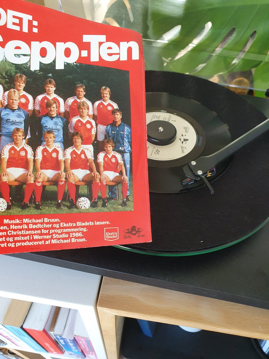 rasmuskroll's tweet photo. @M_Guldbrandt Den her går man aldrig fejl af 🇩🇰⚽🇩🇰 https://t.co/jX8ZGhTXH8