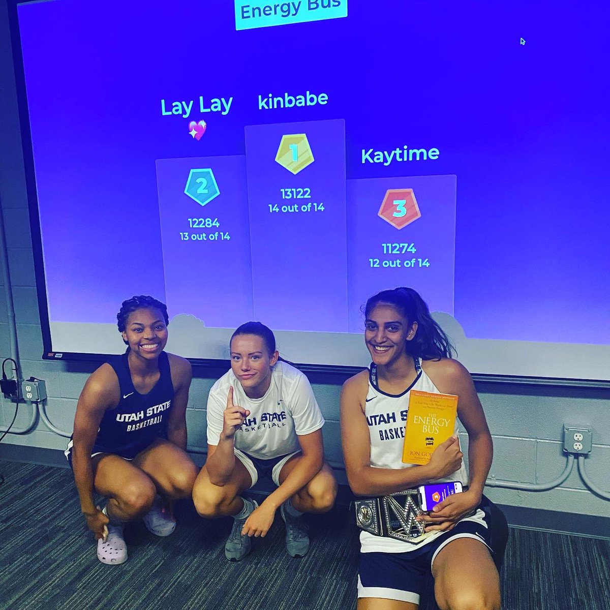 USUWBasketball's tweet photo. Book club!! 📒

Presented by @emmie_lynnnn &amp; @Meg_mendi 

#kahootit #theenergybus🚌 
#aggiesalltheway #somethingtoprove https://t.co/OIWsKYzQNo