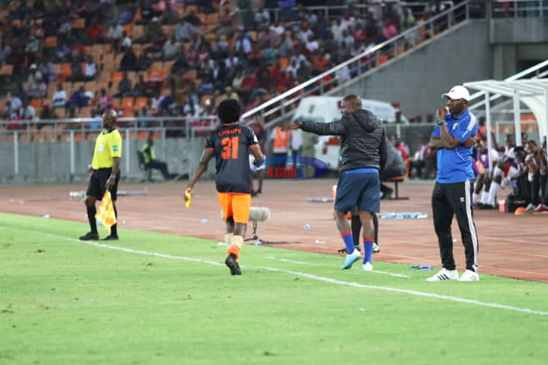 azamtvtz's tweet photo. VPL  | Andrew Vicent yuko nje kwa kadi nyekundu baada ya njano mbili, KMC wako pungufu. 

85’: KMC 0-2 Simba (Chris Mugalu 3’, 45’).

LIVE #AzamSports1HD 

#LigiKuuTanzaniaBara #VodacomPremierLeague #VPLUpdates #VPL #KMCVsSimba #KMCFC #SimbaSC #KMCSimba https://t.co/CjE2sKt5CZ