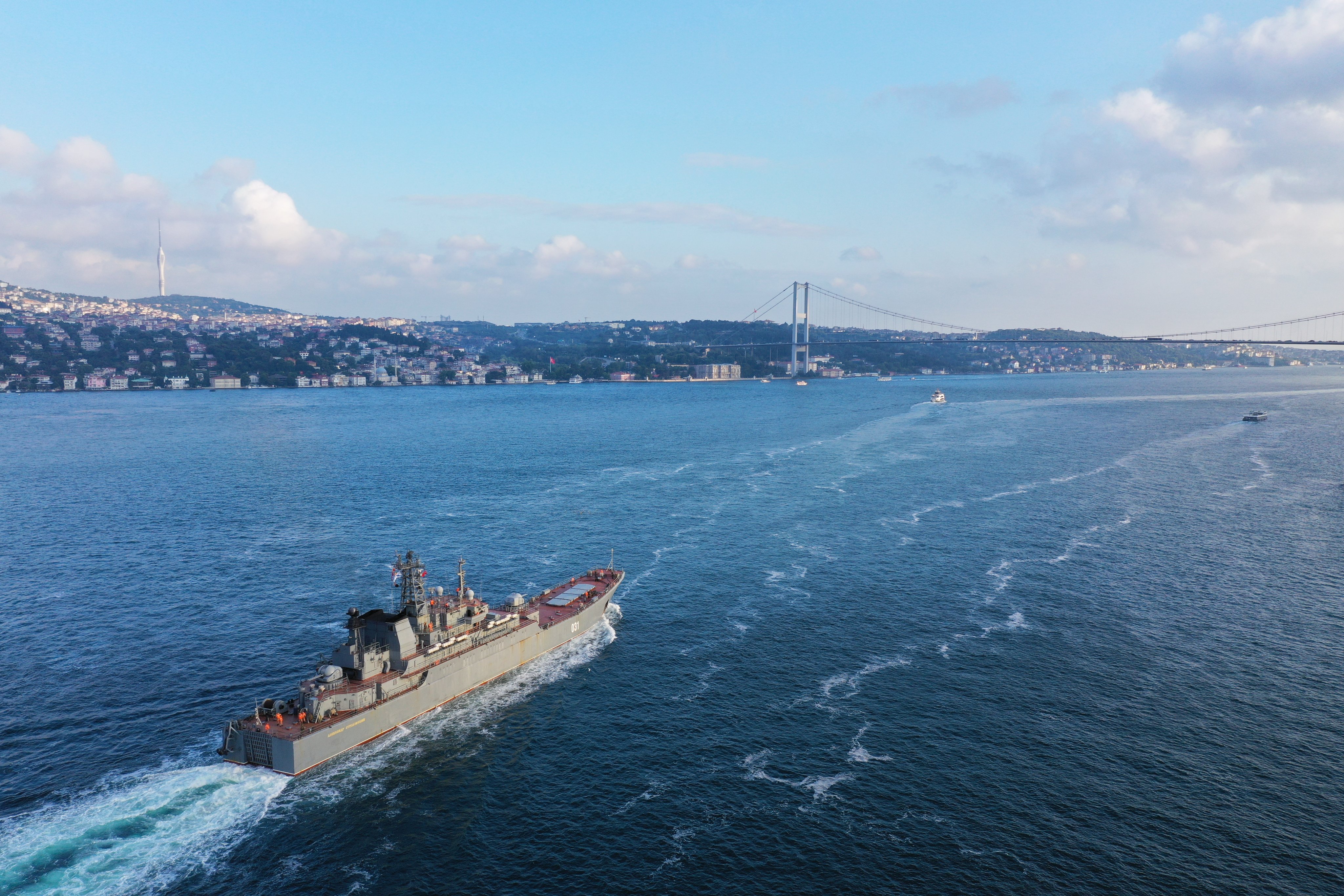 Проход через босфор. Босфор корабль вмф россии. Пролив босфор проход сухогруза. Босфор корабль вмф россии. Пролив дарданеллы.