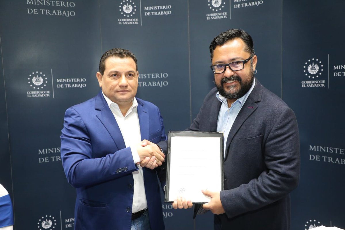 NotiMetropolita's tweet photo. 🟦 #5MilEmpleos | Ministro de Trabajo, Rolando Castro, junto al pdte de #CASATUR, Carlos Umaña, abrirán los espacios para jóvenes sin experiencia en administración, electricidad, comunicaciones, preparación de alimentos. Esta es una de las ofensivas laborales más ambiciosas. https://t.co/cl98OYFNME