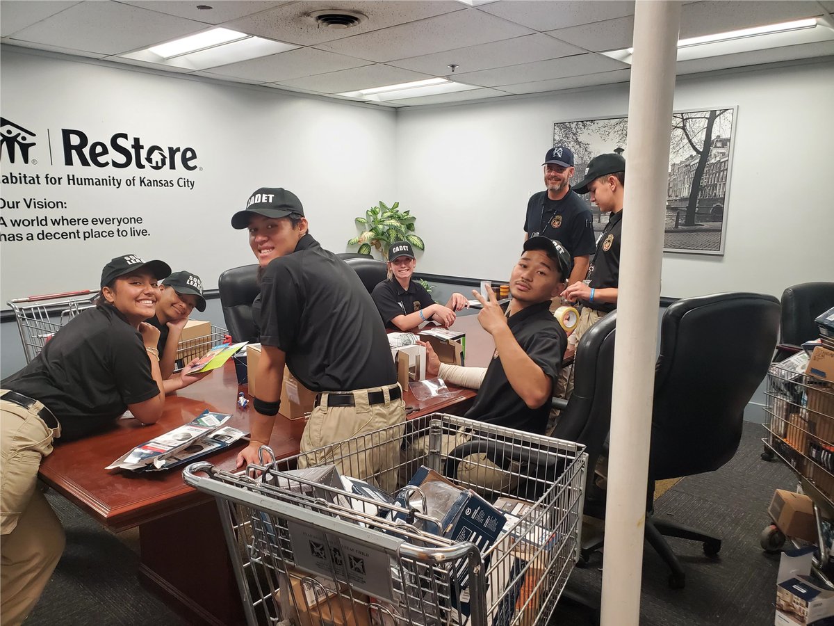 habitatkc's tweet photo. Volunteering with ReStore KC is a great way to give back this summer! We are so thankful for the @Kansas City Kansas Police Department - KCKPD Cadets and @St. Pius X Parish School who volunteered time last week Register your group at https://t.co/lxGVlbqcJK #restorekc https://t.co/oXbv57E1BH