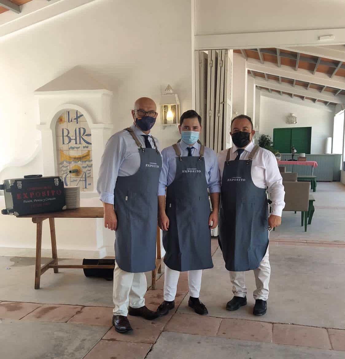 CortadoExposito's tweet photo. ⚔️ Jose Expósito junto con Juan Calero padre y Juan Calero hijo disfrutando el pasado sábado cortando 7 jamones 🐷 para este bodorrio perfectamente servido por nuestros amigos de @bodegas_campos 💥🔝
__
#cortadordejamon #jamon #jamoniberico #jamón #jamónibérico #bodas #bodas2021 https://t.co/BIQa5XorsV