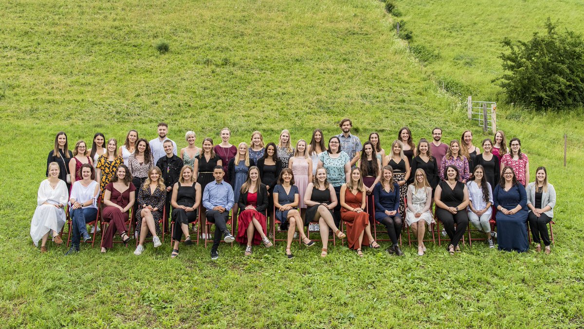 Geschützt vor dem Sommerregen haben am 30. Juni 47 Studentinnen und Studenten der Pädagogischen Hochschule Schaffhausen ihr Bachelor-Diplom entgegengenommen. Gut die Hälfte von ihnen tritt im Herbst eine Stelle als Lehrperson im Kanton Schaffhausen an.

Herzliche Gratulation 🥳🥂