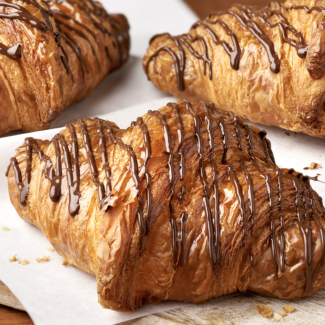 ParisBaguetteUS's tweet photo. We love to bring a smile to your face any day of the year, but especially on World Chocolate Day. 🍫
.
#worldchocolateday #chocolate #chocolatelover #chocolatefan #chocolateday #croissant #brownies #mocha #chocolatecake #parisbaguette #pbmoments https://t.co/iDK3rBToIG