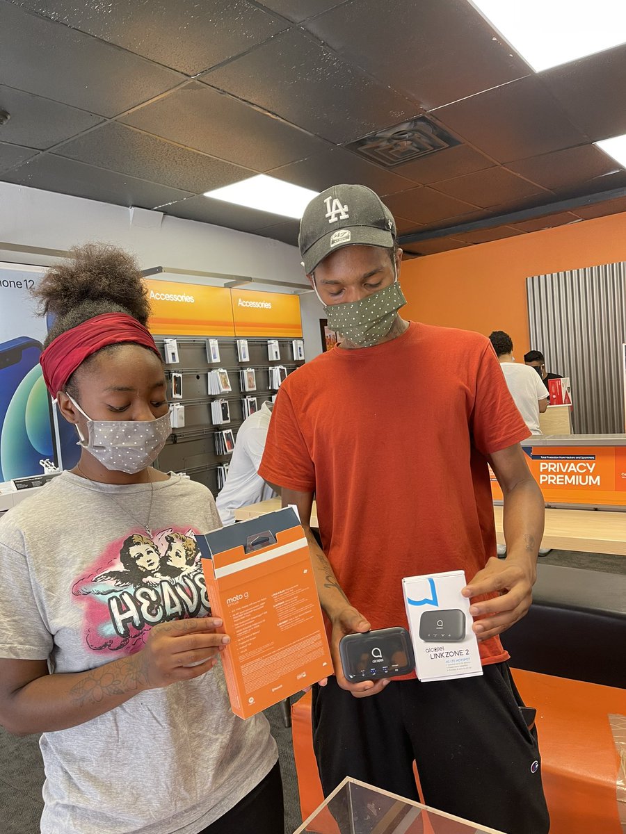 They got their 👀 on their prizes 🤣⚡️🛒💨 #Free #Internet #ComboDeals #EBBP #WednesdayVibe #thevipboostvip #BoostShield 📱🛡