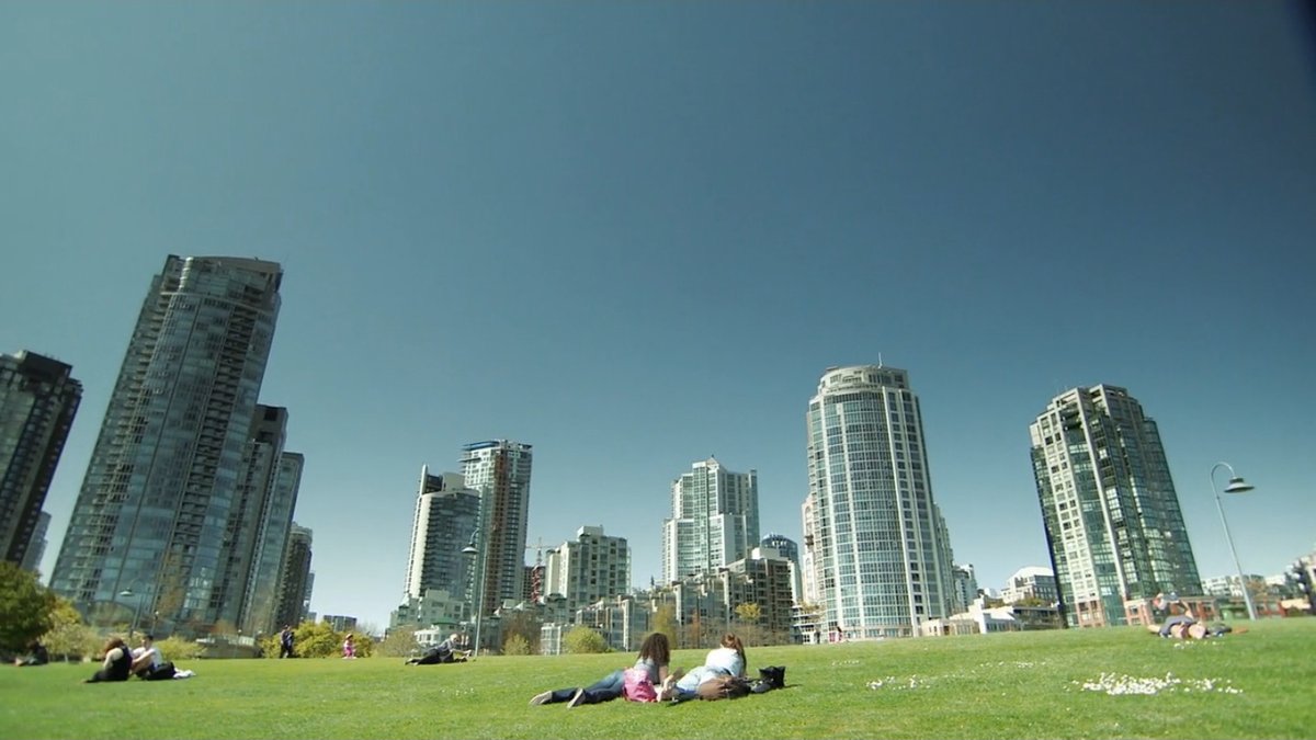 savingthecityTV's tweet photo. David Lam Park in Vancouver's Concord Pacific Place. Networks of parks promenades and trails are found throughout central Vancouver. Here, people enjoy the sun in David Lam Park-a wide swath of green framed by the residential towers of Concord Pacific Place.
#urbanplanningdesign https://t.co/hcxxqwpOgS