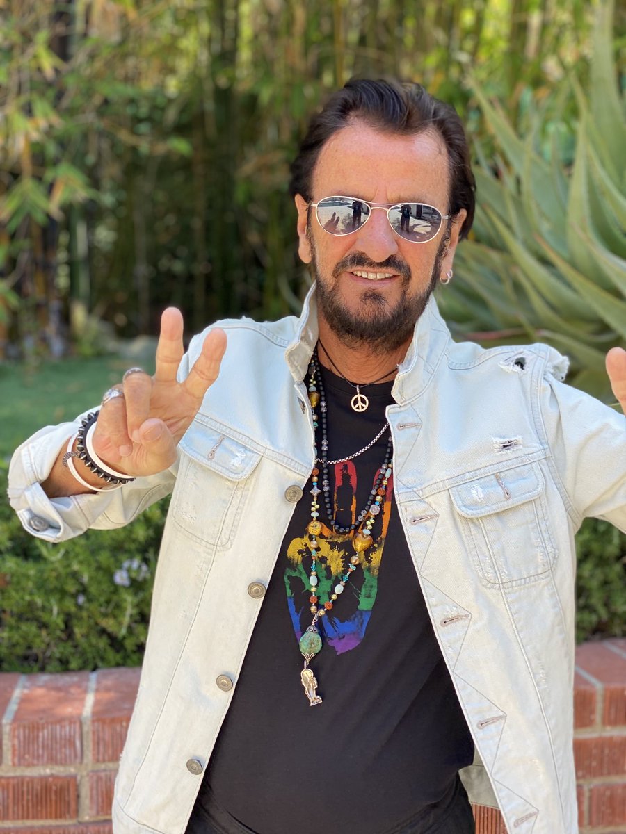 ringostarrmusic's tweet image. I want to thank all the people who had the peace and love moments at noon and I’m just getting ready here in LA to do my peace and Love-moment  here   so I send you all peace of love and thanks for your support peace and love. 😎✌️🌟❤️🎶🍒🥦🦏🌈☮️