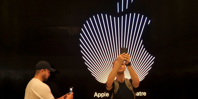 "Tinuiti clients’ overall spending on #Facebook increased—Android users gained a greater share of it." - <a href="/Tinuiti/">Tinuiti</a>'s <a href="/PronouncedAhndy/">Andy Taylor</a> in this interesting <a href="/WSJ/">The Wall Street Journal</a> article about how advertisers are shifting spend from #iOS. Read it here: bit.ly/3xoZxMm