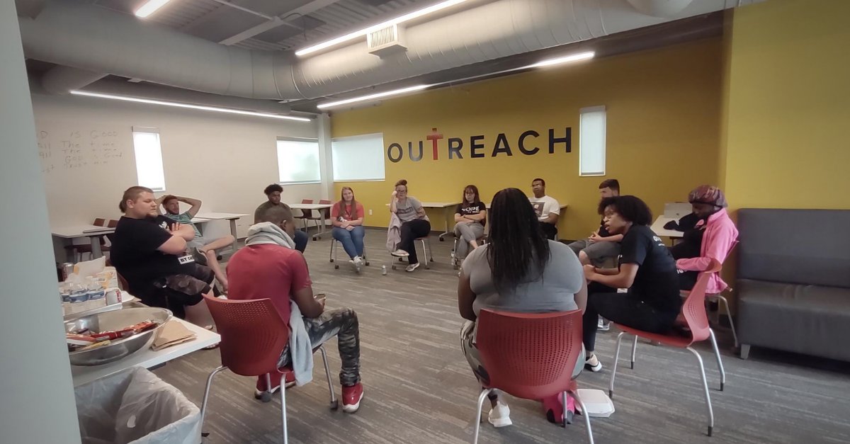 Outreach_Indy's tweet photo. Every Wednesday, Brettany Ervin, Outreach's Engagement Consultant, leads a discussion group series, 'Your Voice, Your Choice', with our youth and young adults! Each week has a specific topic, and last week's was centered around personal attitude, endurance, strength, and grit. https://t.co/EwnmPsILBZ