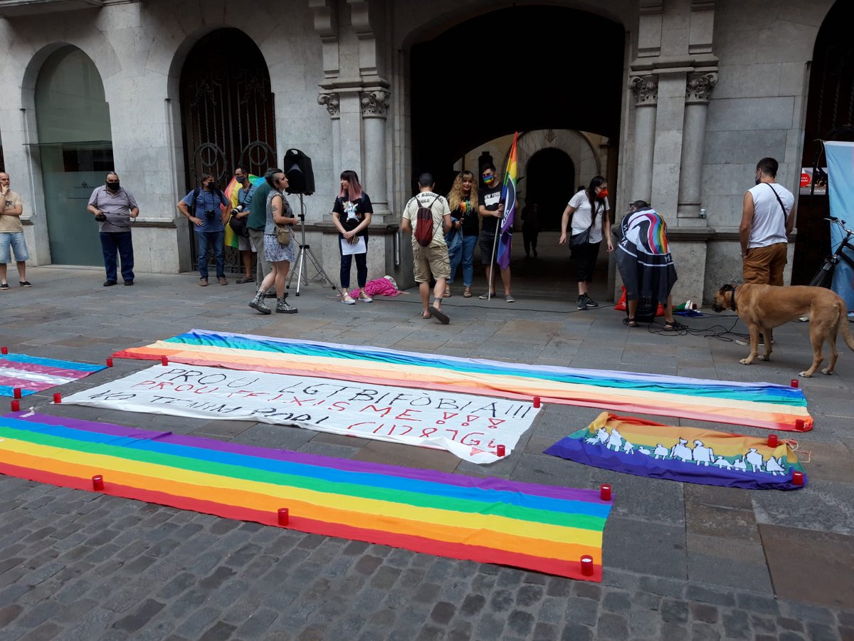 familieslgtbi's tweet photo. Avui, #Girona també s'ha concentrat per condemnar el terrible assassinat homòfob a Samuel.

CAP AGRESSIÓ SENSE RESPOSTA ✊🏳️‍🌈

#JustíciaperaSamuel @espailgtbigi https://t.co/5hMlRPiPYd