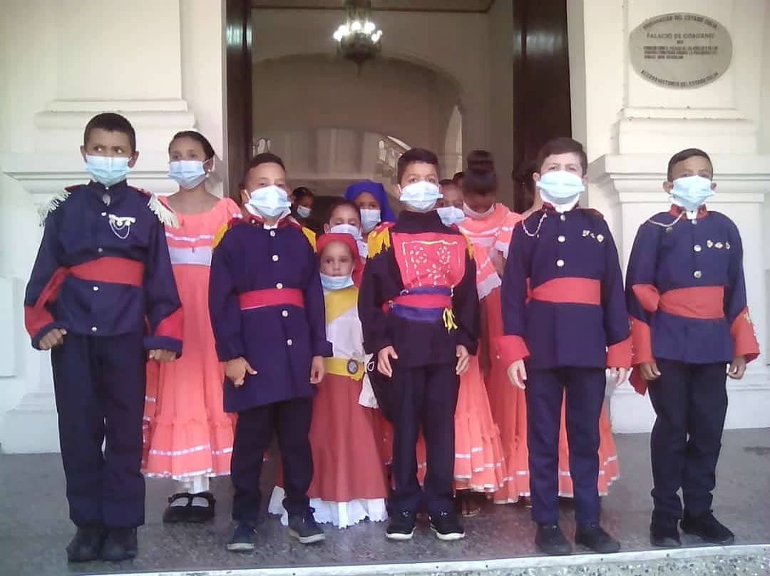 CulturaZulia's tweet photo. El pasado 05 de julio desde la Plaza Bolívar, niños y niñas del Centro Cultural Vidal Calderón participaron en actos conmemorativos del 05 de Julio🇻🇪. https://t.co/Pq2MOGPUJt