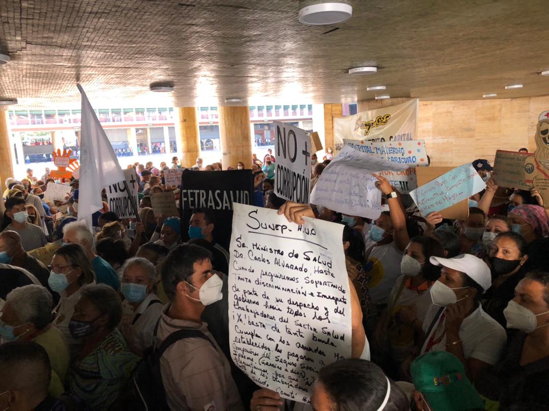maurozam10's tweet photo. Ante la burla, firmeza. 
Ante la falta de respuesta, constancia.
Ante los atropellos, unión. 
Ante la desidia, organización. 

Hoy trabajadores de más de 15 centros de salud asistimos al Ministerio de Salud para exigir el cumplimiento de nuestros derechos. https://t.co/r2Dss20RWM