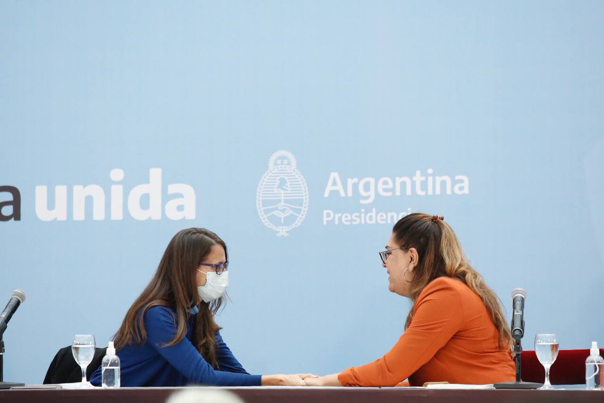 EliGAlcorta's tweet image. Junto a @alferdez, @VilmaIbarraL y Alba Rueda promulgamos la Ley de Cupo Laboral Travesti Trans, que materializa años de lucha y la firme decisión de este gobierno de avanzar en el camino hacia una Argentina más justa.
 
#CupoLaboralTravestiTrans 🏳️‍⚧️