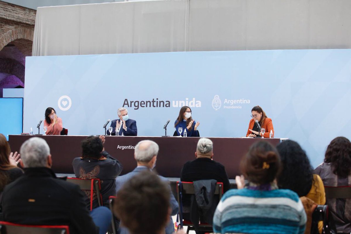 EliGAlcorta's tweet image. Junto a @alferdez, @VilmaIbarraL y Alba Rueda promulgamos la Ley de Cupo Laboral Travesti Trans, que materializa años de lucha y la firme decisión de este gobierno de avanzar en el camino hacia una Argentina más justa.
 
#CupoLaboralTravestiTrans 🏳️‍⚧️