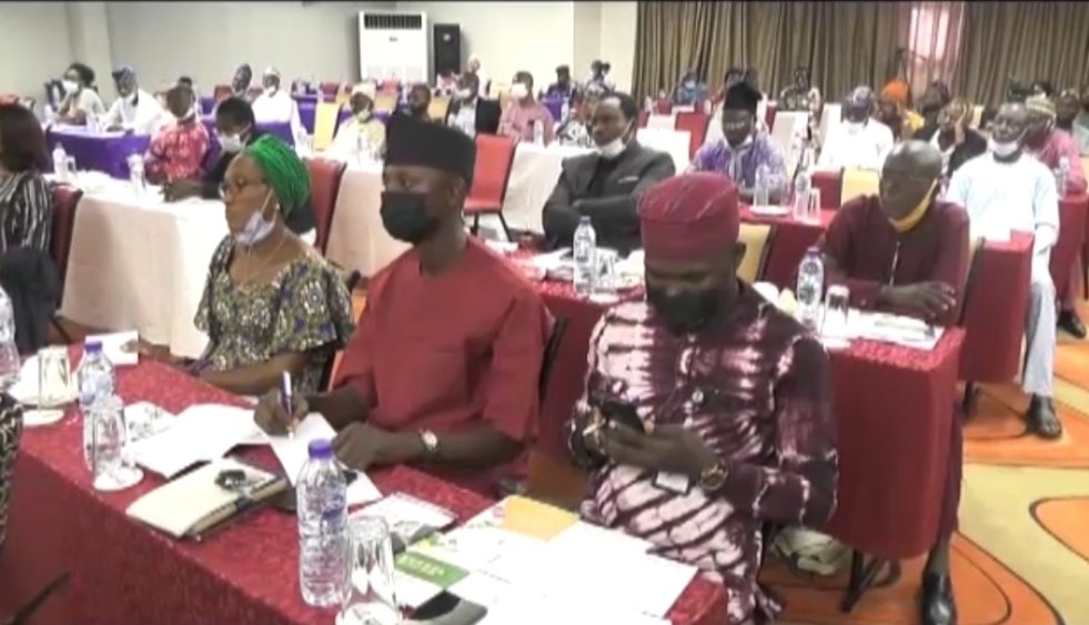 CDDWestAfrica's tweet image. Few days ago, @CDDWestAfrica along with our partner, Presidential Committee Against Corruption (PACAC), met with stakeholders in Ogun state to interrogate the values reorientation needed to fight corruption in a diverse society like Nigeria's.

#PACAC #NOA #MacArthur